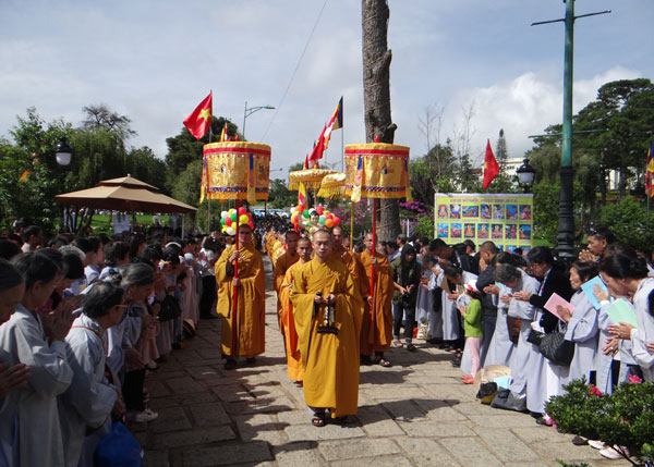 Lễ rước Đức Phật đản sanh từ Tổ đình Linh Quang về khuôn viên Thủy Tạ (bên bờ hồ Xuân Hương Đà Lạt) để làm lễ tắm Phật