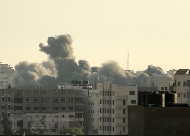 Khói bốc lên sau vụ không kích của Israel xuống thành phố Gaza ngày 5/5/2019. (Nguồn: THX/TTXVN)