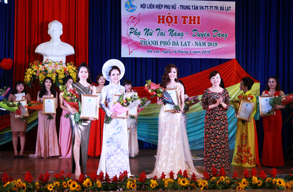 Giải Nhất thuộc về thí sinh Nguyễn Thị Như Ý (ở giữa)
