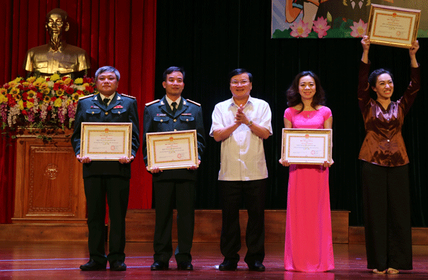 Trung tướng, PGS-TS Hoàng Văn Minh - Phó Bí thư Đảng ủy, Giám đốc Học viện Lục quân trao giải Nhất, Nhì & Ba cho các tập thể xuất sắc