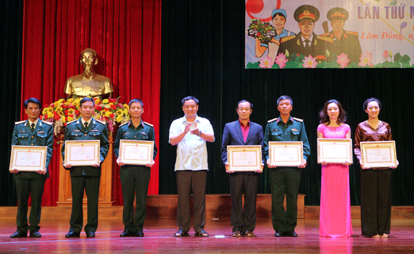 Ban Giám đốc Học viện Lục quân trao giải cho các tiết mục xuất sắc.