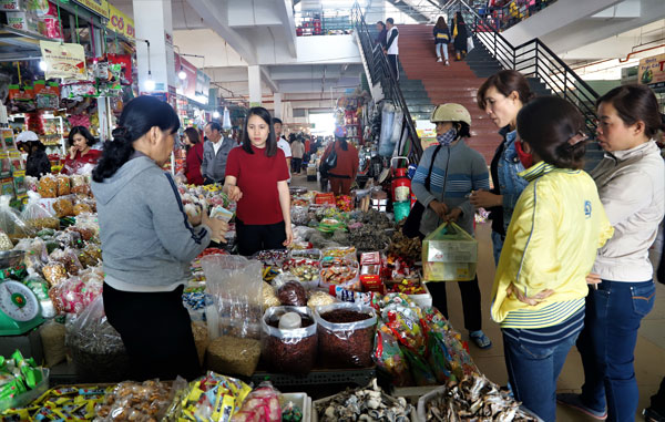Hàng trăm tiểu thương còn nợ tiền thuê quầy sạp tại Chợ Bảo Lộc nhưng không biết nên đóng tiền cho ai
