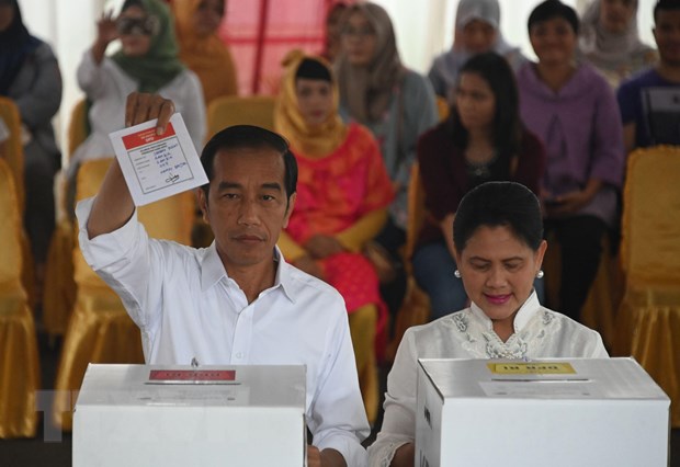 Tổng thống Indonesia Joko Widodo (trái) bỏ phiếu tại điểm bầu cử Tổng thống ở Jakarta ngày 17/4/2019. (Nguồn: AFP/TTXVN)