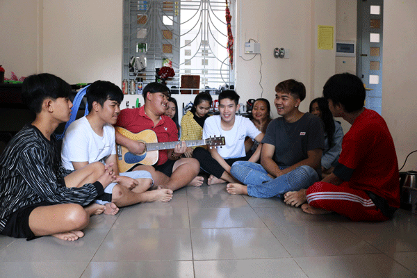 Ngoài giờ đến trường, sinh viên Lào luôn tạo sự gần gũi nhau thông qua lời ca, tiếng hát. Ảnh: T.T.H