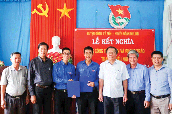 Huyện đoàn Di Linh và Huyện đoàn Lý Sơn ký kết nghĩa trước sự chứng kiến của cấp ủy hai bên. Ảnh: T.C