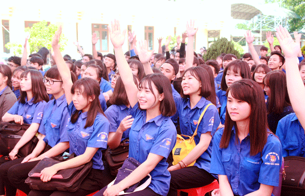 Học sinh Trường THPT Huỳnh Thúc Kháng (Lâm Hà) hào hứng khi tham gia tìm hiểu về phòng, chống tội phạm công nghệ cao. Ảnh: Hồng Thắm