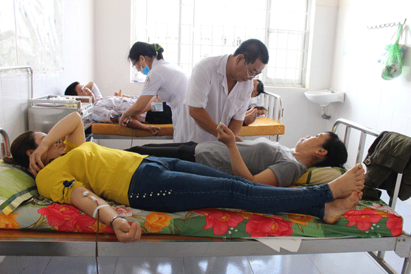 Các bác sĩ Bệnh viện Đa khoa Lâm Đồng II tiến hành lấy máu từ các tình nguyện viên    