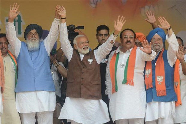 Thủ tướng Ấn Độ Narendra Modi (giữa) và cựu Thủ hiến bang Punjab Parkash Singh Badal (trái) và Chủ tịch Đảng BJP Shwait Malik (thứ 2, phải) tại lễ mít tinh của BJP ở Hoshiarpur ngày 10/5/2019. Ảnh: AFP/TTXVN
