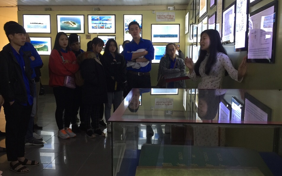 Các đoàn viên, thanh niên tham quan nghe giới thiệu về Hoàng Sa, Trường Sa của Việt Nam những bằng chứng lịch sử và pháp lý.