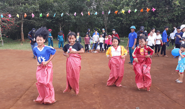 Tổ chức các trò chơi cho các em nhỏ ở xã Đồng Nai Thượng