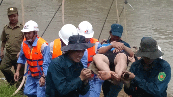 Cứu người bị nước cuốn trôi trên sông Đồng Nai