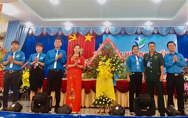 Bí thư Tỉnh Đoàn Trần Thị Chúc Quỳnh tặng hoa chúc mừng Đại hội