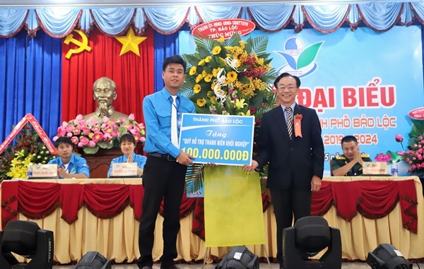 TP Bảo Lộc tặng 100 triệu đồng cho Quỹ “thanh niên phát triển kinh tế”