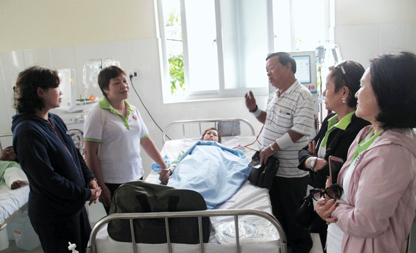 Hội Bảo trợ Bệnh nhân nghèo - Người tàn tật và Trẻ mồ côi Lâm Đồng thăm bệnh nhân Trần Thị Vân A. đã 12 năm chạy thận nhân tạo. Ảnh: An Nhiên