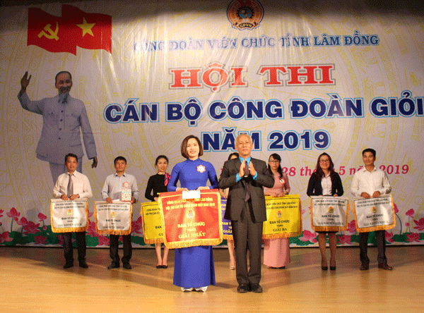 Ông Nguyễn Văn Được - Chủ tịch Công đoàn Viên chức tỉnh, Trưởng Ban tổ chức, trao giải cho đội đoạt giải nhất