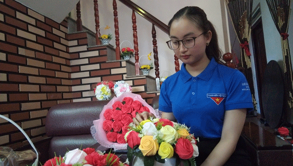 Chị Hồ Thị Minh Hạnh chăm chút từng đóa hoa giấy
