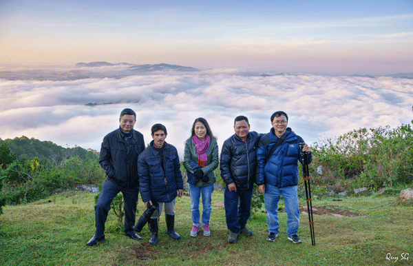 Cùng các nhiếp ảnh gia săn mây trên đỉnh Lang Biang. Ảnh: Trần Quý