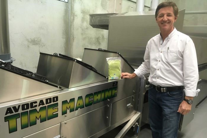Kỹ sư nông nghiệp Jeff Hastings với chiếc máy mà ông đã phát triển để ngăn bơ chuyển sang màu nâu. (Ảnh: Jennifer Nichols/ABC news)