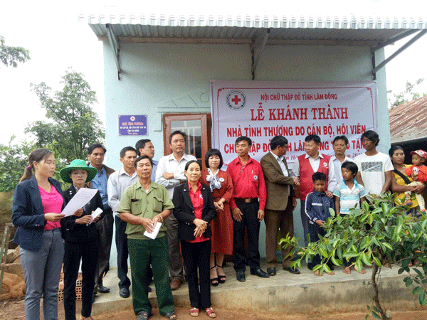 Đại diện UBND xã Liên Hà (huyện Lâm Hà) đọc quyết định trao nhà tình thương Chữ thập đỏ cho hộ ông K Mừng