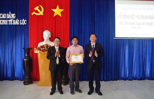 Tác giả Tào Anh Khôi - Trường CĐ Công nghệ và Kinh tế Bảo Lộc nhận giải Nhất