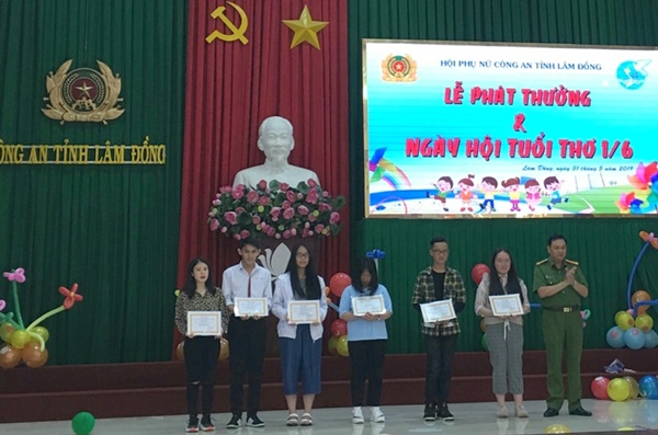 Lãnh đạo Công an tỉnh trao thưởng cho con cán bộ chiến sĩ đạt danh hiệu Học sinh giỏi cấp tỉnh