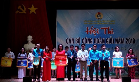 Chủ tịch LĐLĐ huyện Lâm Hà K’Dung trao giải nhất cho đội CĐCS Khối Hành chính