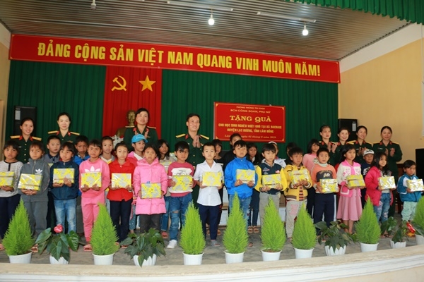 Phòng Thông tin khoa học Quân sự /Học viện Lục quân tặng quà cho học sinh nghèo tại xã Đạ Chais