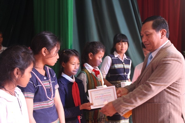 Đồng chí K’Mák trao học bổng cho các em học sinh nghèo vượt khó