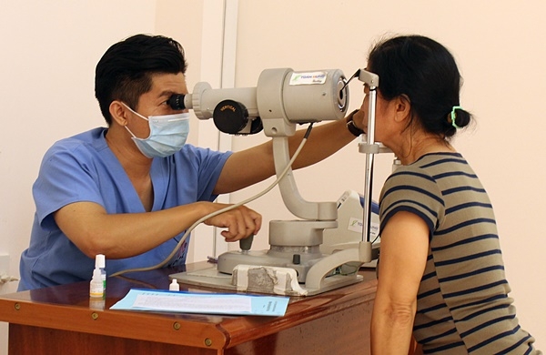 Bác sĩ thăm khám thị lực cho bệnh nhân