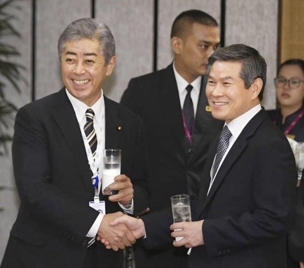 Bộ trưởng Quốc phòng Nhật Bản Takeshi Iwaya (trái) và Bộ trưởng Quốc phòng Hàn Quốc Jeong Kyeong-doo. (Nguồn: Kyodo)