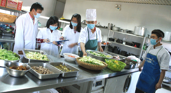Đoàn kiểm tra thức ăn chế biến tại một nhà hàng ở Đà Lạt. Ảnh: A.Nhiên