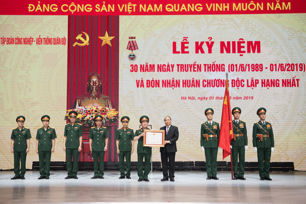 Thủ tướng Nguyễn Xuân Phúc trao Huân chương Độc lập Hạng Nhất cho Tập đoàn Viettel
