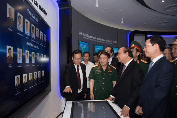 Thủ tướng Nguyễn Xuân Phúc, Bộ trưởng Bộ Thông tin và Truyền thông Nguyễn Mạnh Hùng thăm Phòng Truyền thống