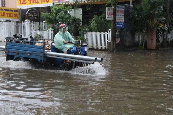 Sau trận mưa lớn, đường phố Bảo Lộc biến thành "sông&quot;