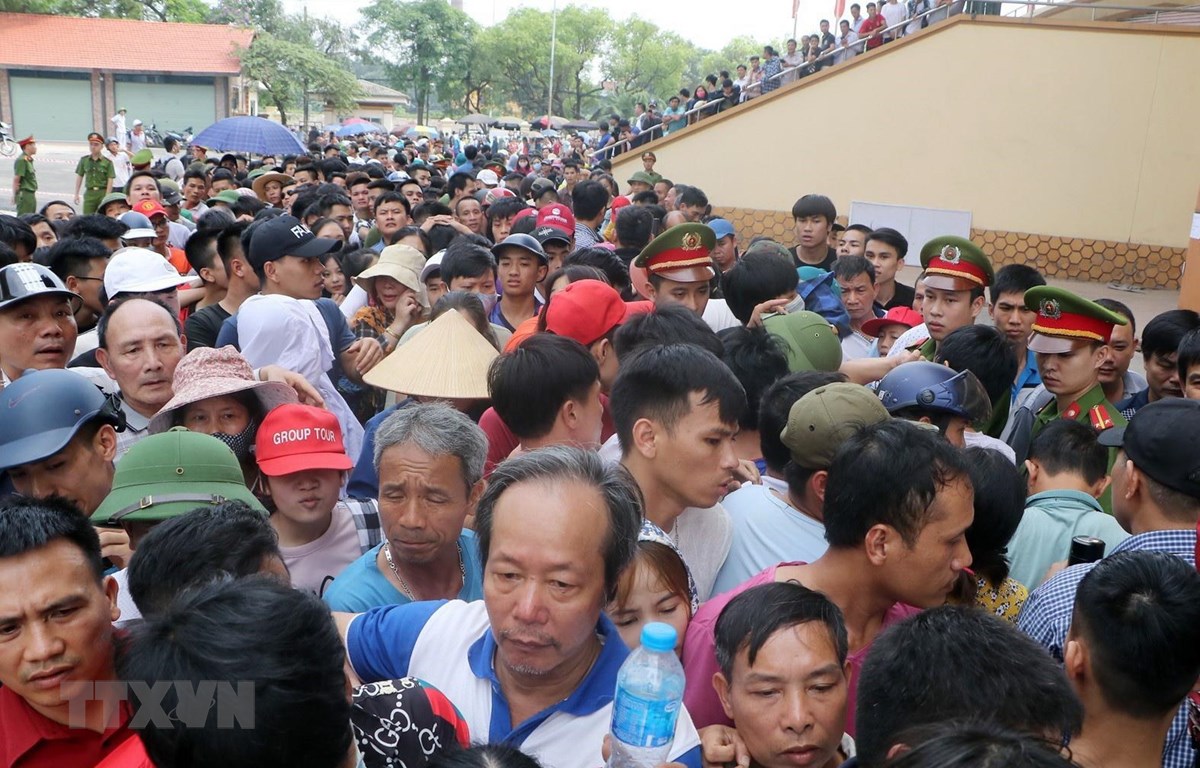 Người hâm mộ xếp hàng dài chờ mua vé xem U23 Việt Nam thi đấu