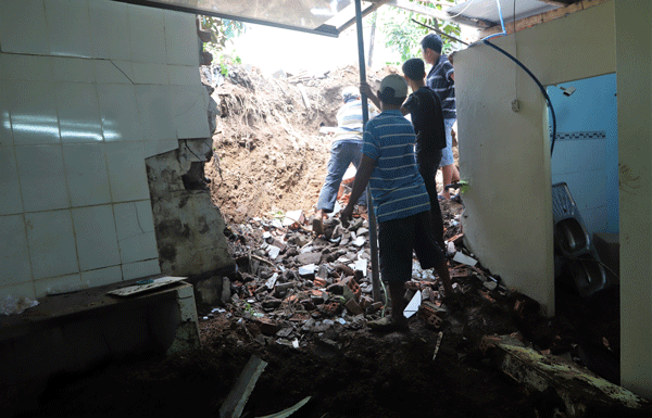 Tường nhà gia đình chị Tuyết bị đổ sập sau trận mưa lớn
