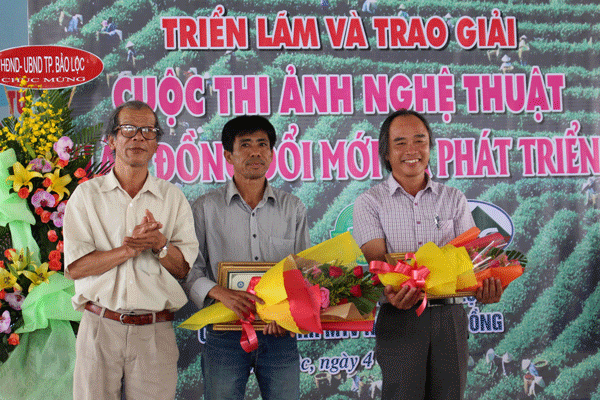 Ông Nguyễn Thanh Đạm, Chủ tịch Hội Văn học Nghệ thuật tỉnh Lâm Đồng, trao giải nhì cho 2 tác giả đoạt giải
