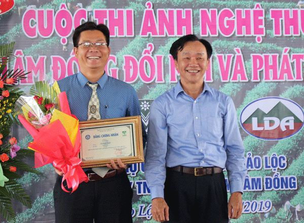 Ông Dương Kim Viên, Phó Bí thư Thường trực Thành ủy Bảo Lộc, trao giải nhất cho tác giả Võ Đình Quýt
