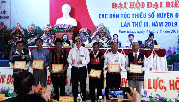 Đồng chí Trần Minh Thức - Bí thư Huyện Ủy trao Kỷ niệm chương vì sự nghiệp đại đoàn kết dân tộc của UBTW Mặt trận Tổ quốc Việt Nam cho các cá nhân