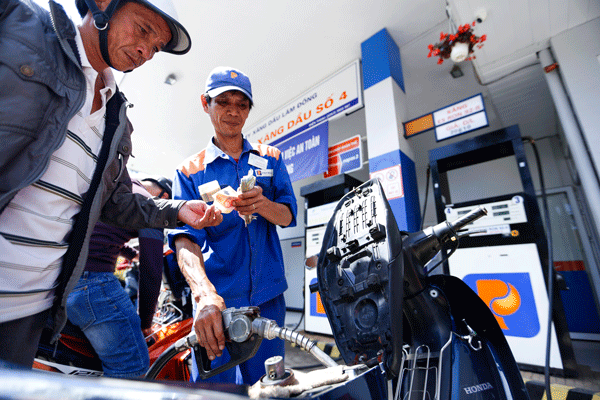 Các cửa hàng xăng dầu tại Lâm Đồng đồng loạt điều chỉnh giá xăng, dầu giảm nhẹ 200-300 đồng/lít từ ngày 1/6. Ảnh chụp tại Cửa hàng xăng dầu số 4, đường Trần Phú sáng 2/6.