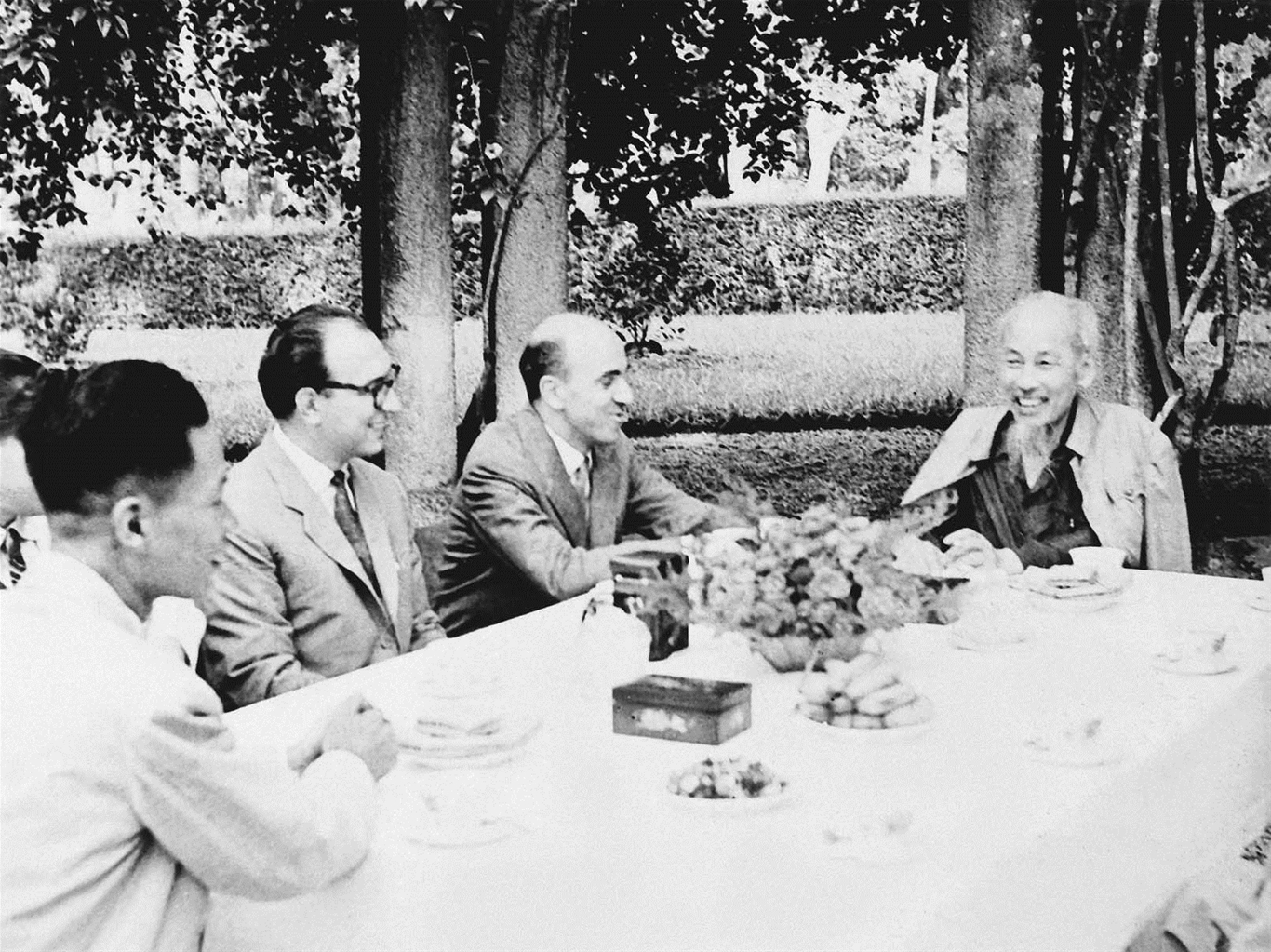 Chủ tịch Hồ Chí Minh tiếp đoàn nhà báo L’Unita của Đảng Cộng sản Italia, ngày 12/5/1959. Ảnh: Tư liệu