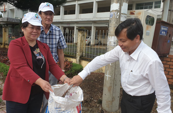 Ông Nguyễn Văn Triệu, Bí thư Thành ủy Bảo Lộc thu gom rác thải trên tên đường Quang Trung sau lễ hưởng ứng 