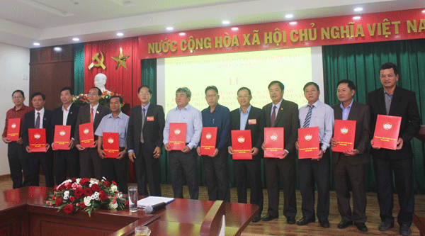 Trao Quyết định công nhận các chức danh Ban Thường trực UBMTTQ 12 huyện, thành phố