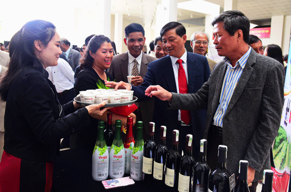 Phó Bí thư Thường trực Tỉnh ủy Trần Đức Quận cùng các đại biểu tham quan trưng bày sản phẩm về các mặt hàng nông sản Lâm Đồng