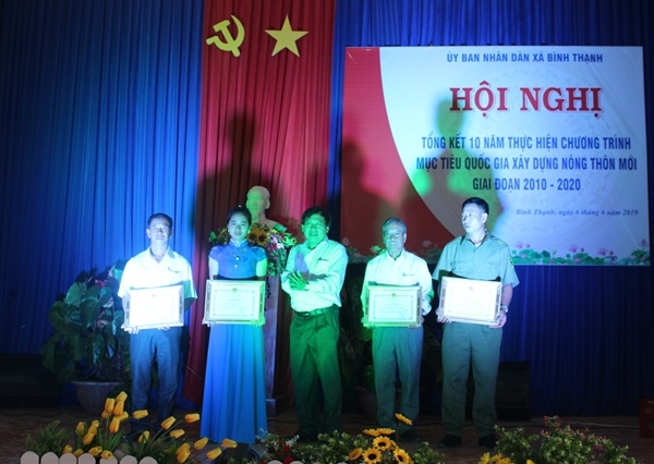 Đồng chí Võ Văn Phương – Phó Bí thư Huyện ủy, Chủ tịch UBND huyện trao Giấy khen cho các tập thể xuất sắc