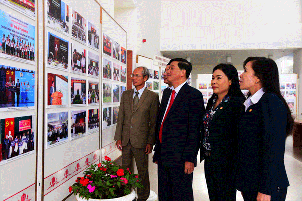 Phó Bí thư Thường trực Tỉnh ủy Trần Đức Quận cùng các đại biểu tham quan trưng bày hình ảnh về thành tựu hoạt động của MTTQ và các tổ chức thành viên trong 5 năm 2014 - 2019
