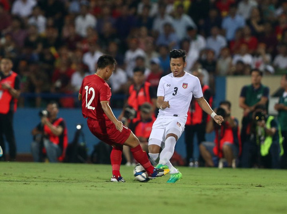 Một pha tranh bóng giữa cầu thủ U23 Việt Nam và Myanmar