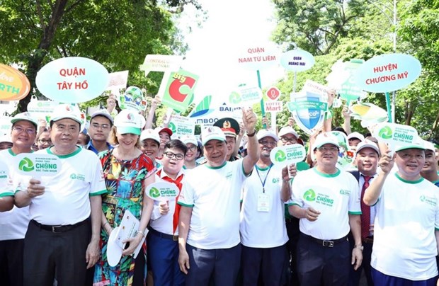 Thủ tướng Nguyễn Xuân Phúc và các đại biểu tham gia đi bộ kêu gọi cộng đồng hành động chống rác thải nhựa