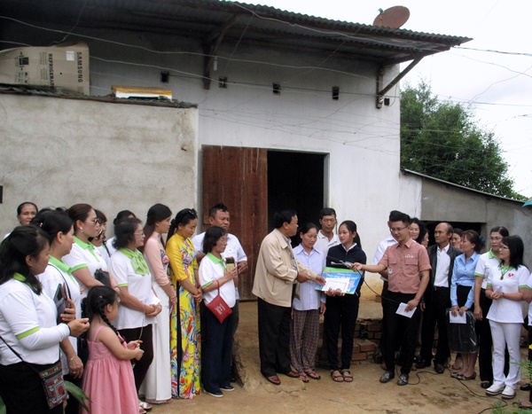 Ông Nguyễn Văn Lực - Chủ tịch Hội Bảo trợ Bệnh nhân nghèo - Người Tàn tật và Trẻ mồ côi Lâm Đồng trao học bổng Chương trình Thắp sáng ước mơ xanh