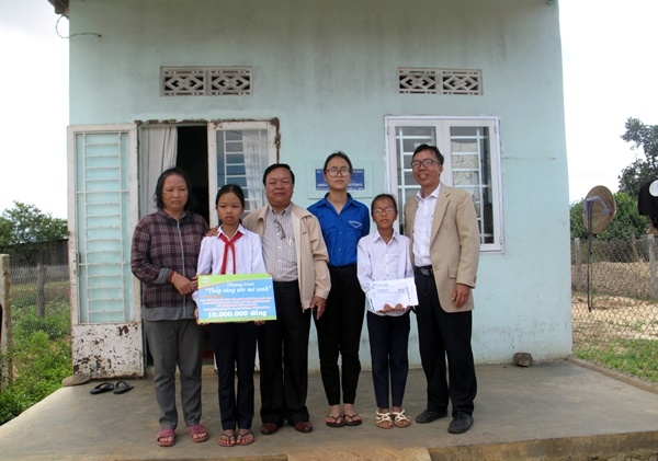 Ba học sinh mồ côi cha, là con của bà Lê Thị Thúy đang mắc bệnh hiểm nghèo đã được Hội kêu gọi tài trợ học bổng từ Chương trình Thắp sáng ước mơ xanh